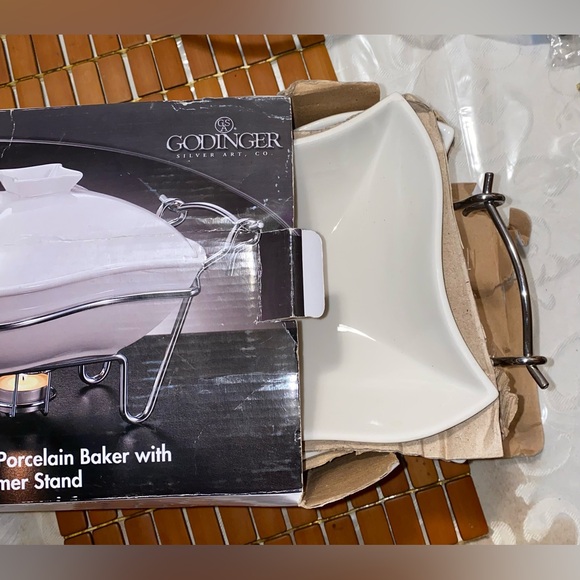 Godinger White Porcelain Baker Dish&Lid 1 Quart, w/Metal Warming Stand and Box - Picture 5 of 6